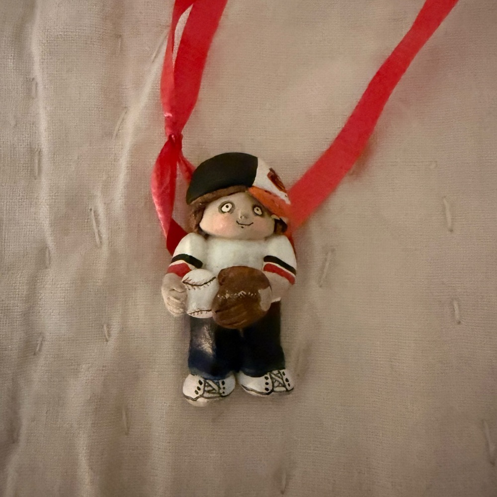 BALTIMORE ORIOLE Baseball Player PIN with Red Ribbon